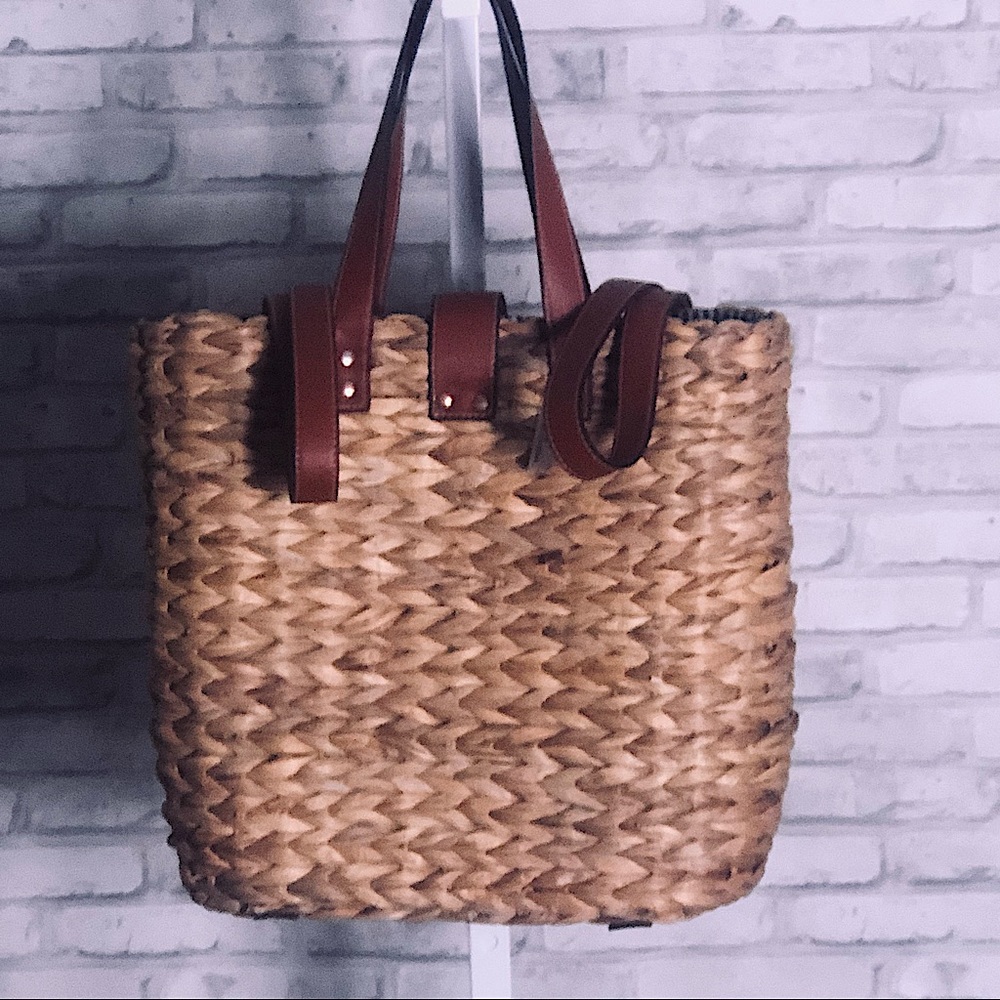 New straw bag/tote with shoulder straps